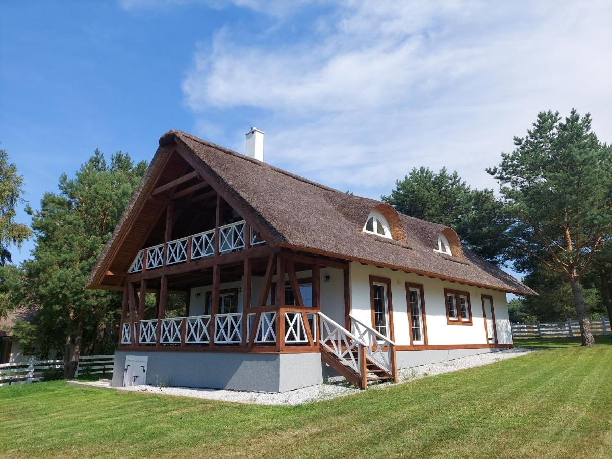 Greyówka dom kryty strzechą w Gardna Park Czysta Exterior foto